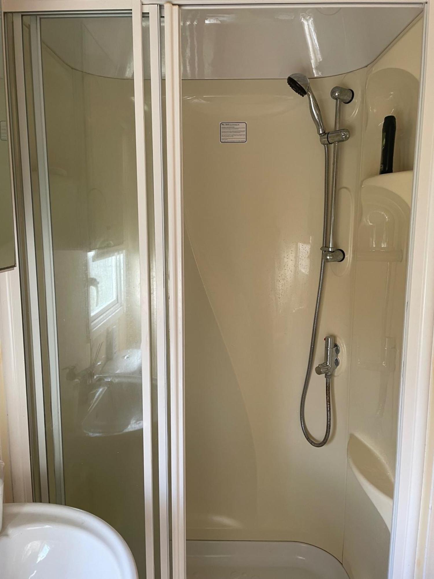 Cozy Camber Caravan 3 Bedroom Retreat With Decking راي المظهر الخارجي الصورة