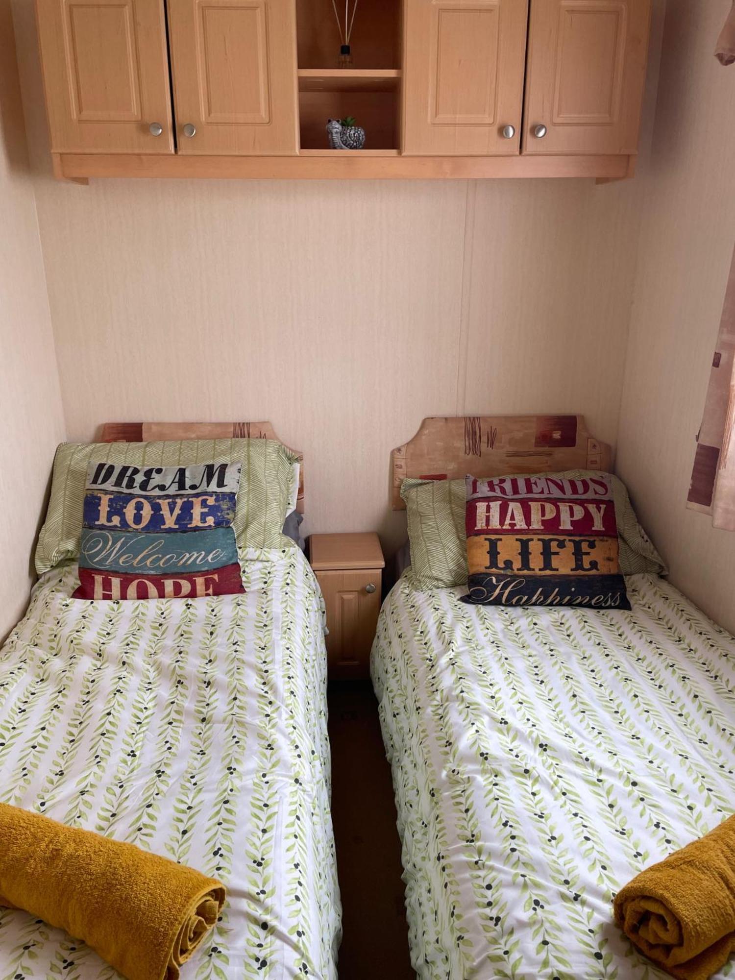 Cozy Camber Caravan 3 Bedroom Retreat With Decking راي المظهر الخارجي الصورة